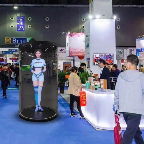展会现场，圆柱数字人全息舱成为焦点