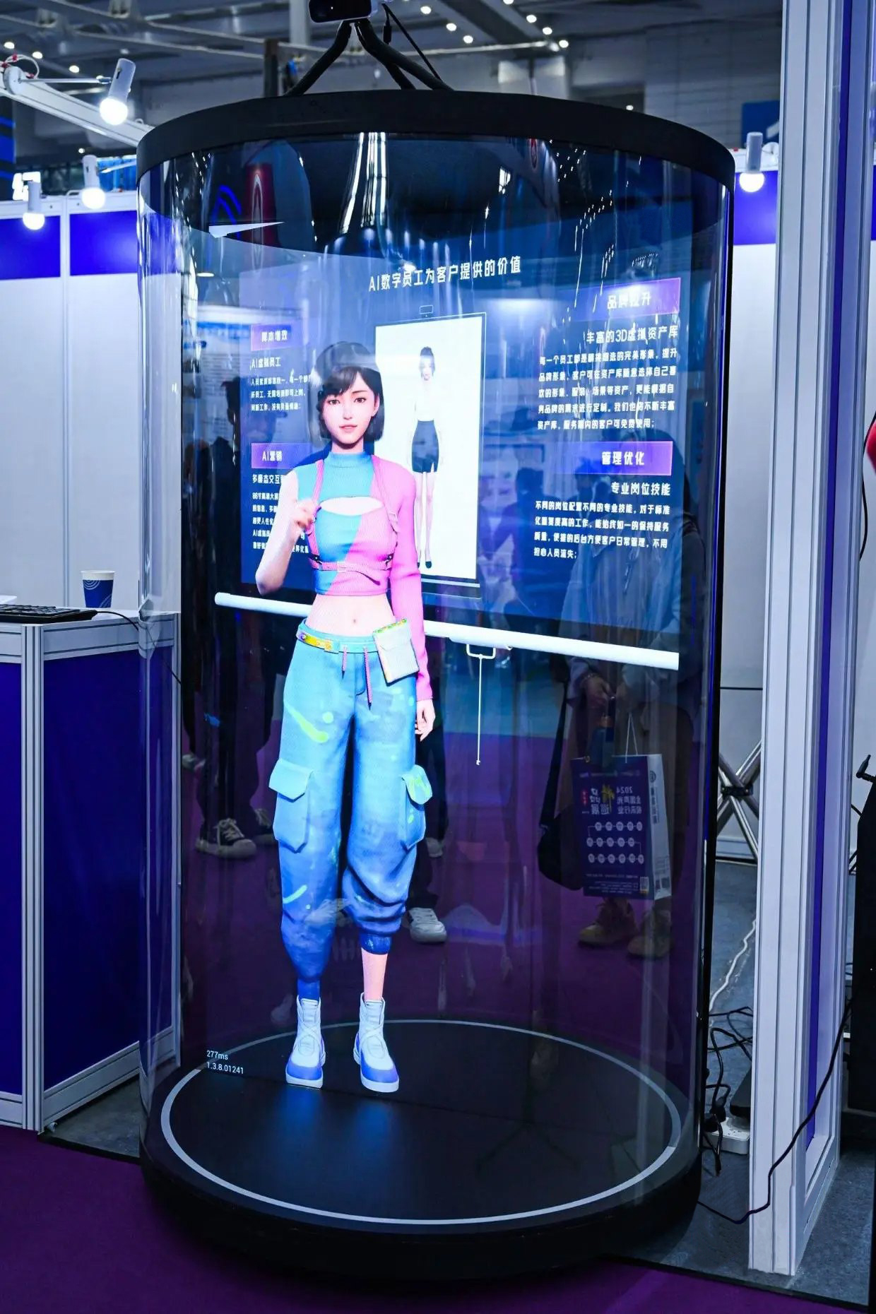 圆柱数字人全息仓闪耀科技展会，打造震撼互动体验