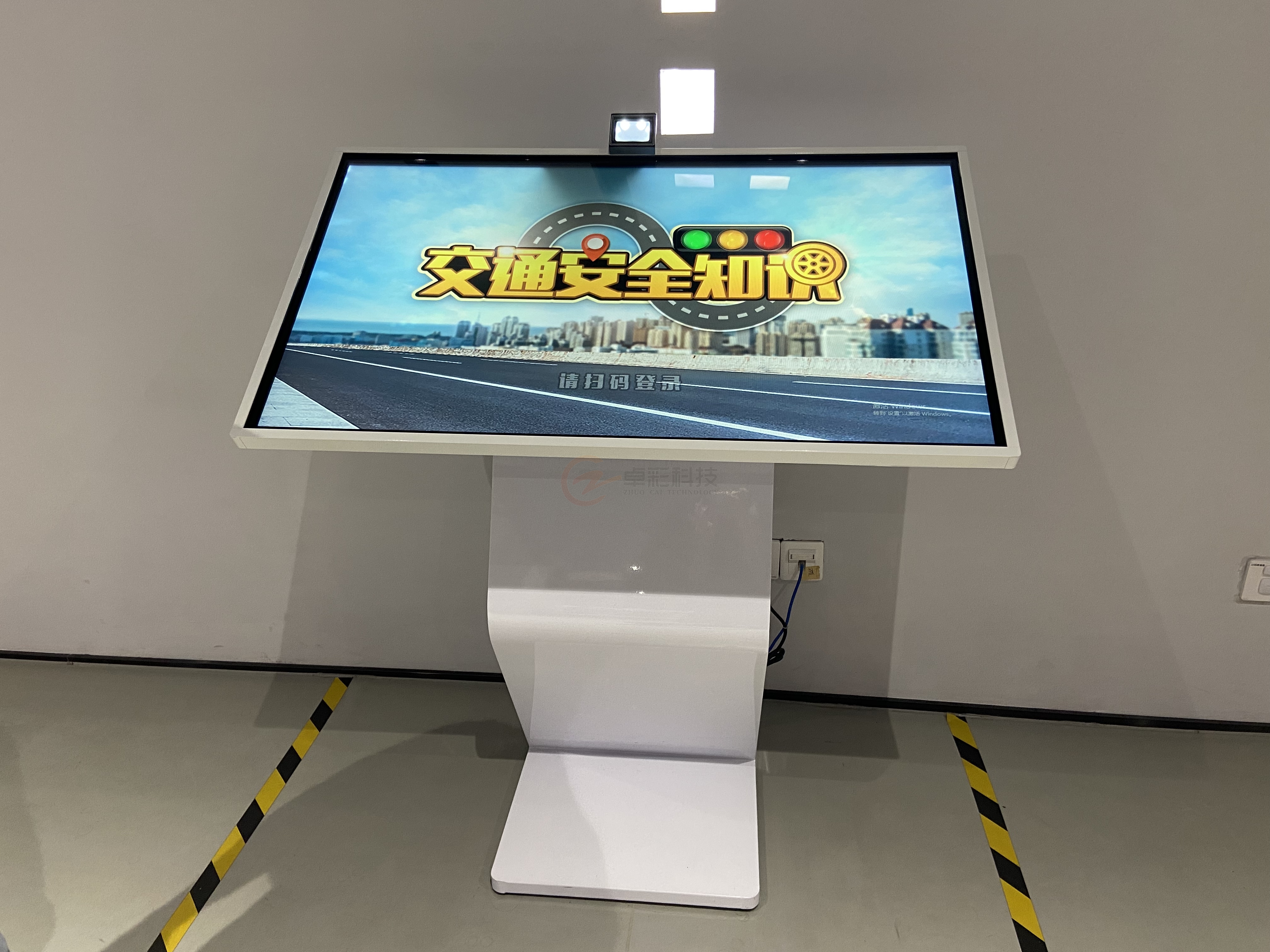 卓彩（柯视cosee）卧式触摸查询一体机案例